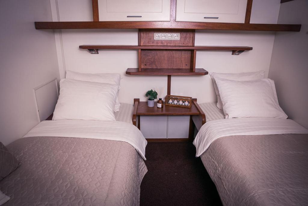 Unique Hotelboat Botel Lena Maria アムステルダム エクステリア 写真